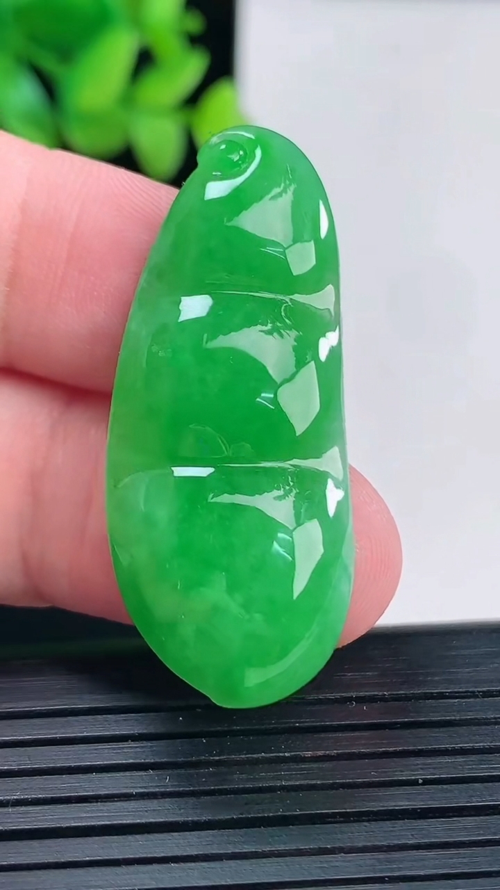 天然A货翡翠满满福豆吊坠，尺寸42-17-6.8重量:7.87g
4月13日