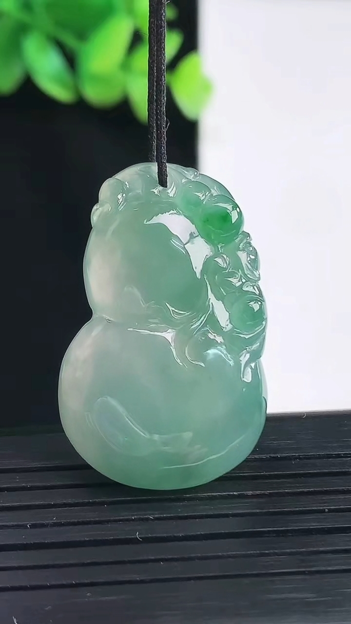 天然A货翡翠葫芦吊坠，尺寸35-22-7重量:10.62g
4月13日