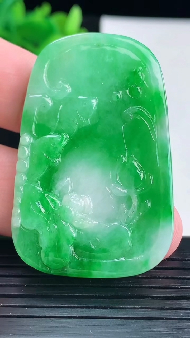 天然A货翡翠满满和和美美 荷花吊坠，尺寸50.5-32-5.2重量:18.79g
4月13日