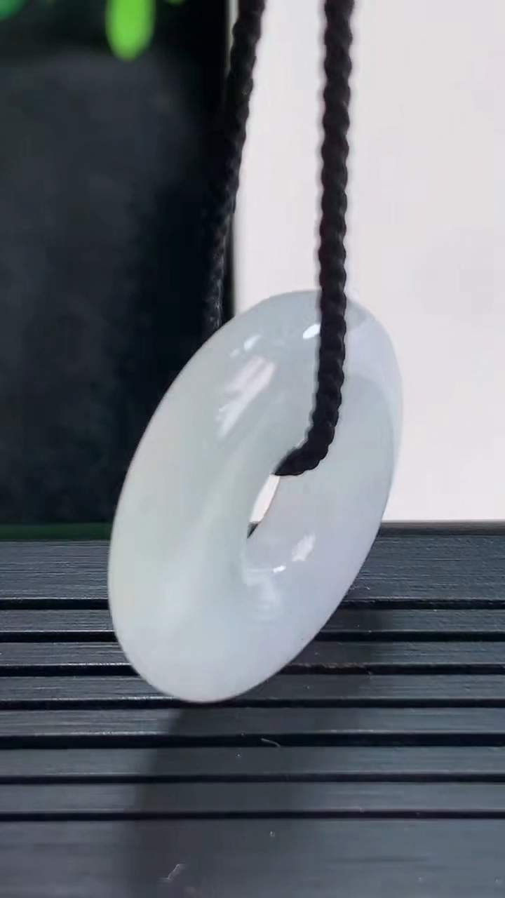 天然A货翡翠紫罗兰平安环吊坠尺寸23.7-5.6重量:6.55g
4月13日