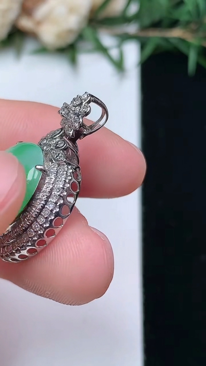 天然A货翡翠平安扣吊坠，尺寸25.8-17.5-7.2，裸石13.5
4月13日