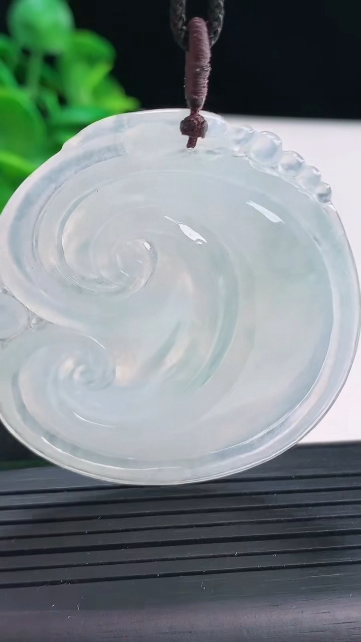 天然A货翡翠如意吊坠尺寸52.9-48.4-4.1重量:21.16g
4月13日