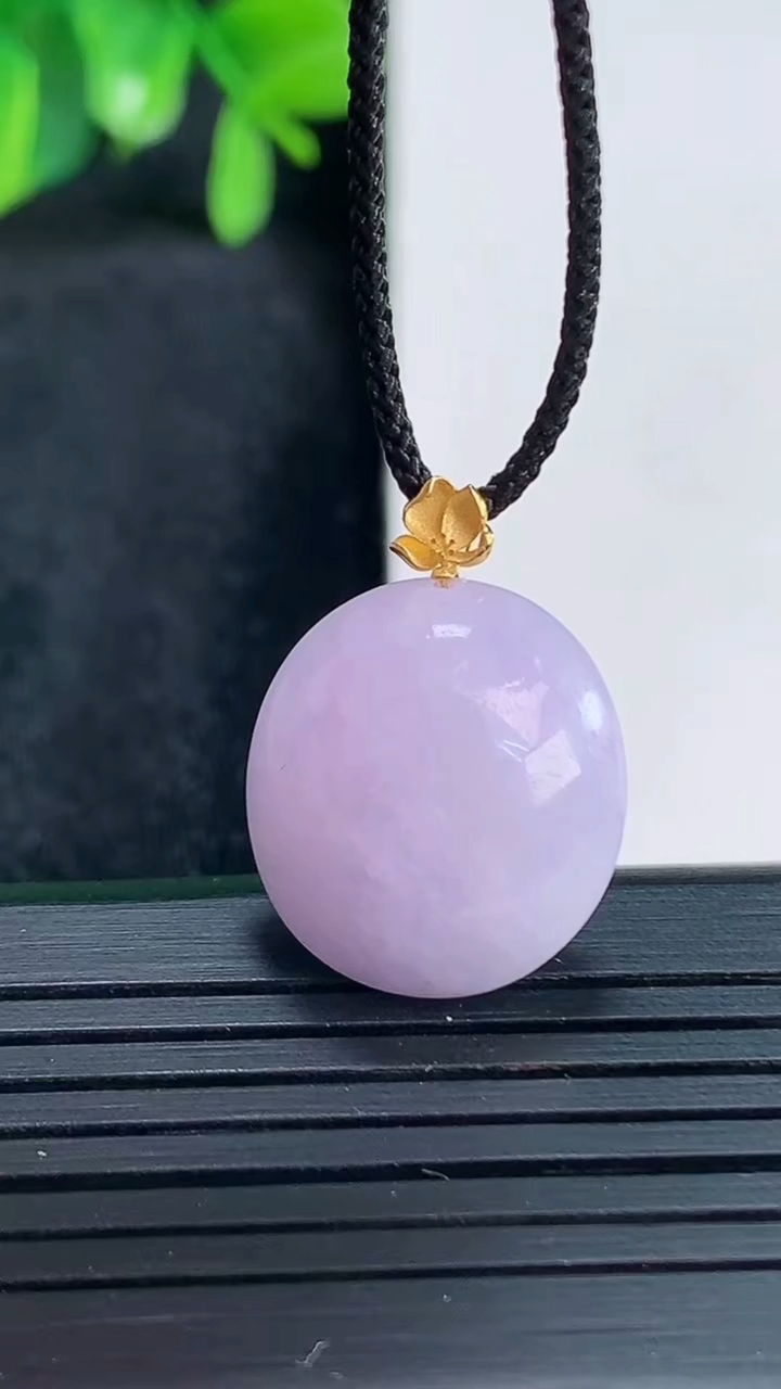 天然A货翡翠18K金紫罗兰蛋面吊坠尺寸22.7-16.9-9.1重量:4.73g
4月13日