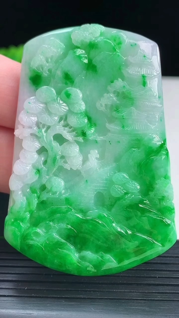 天然A货翡翠山水牌吊坠，尺寸65-44.5-6.5重量:43.78g
4月13日