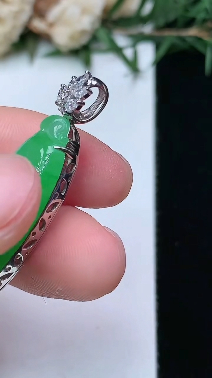 天然A货翡翠福瓜吊坠，尺寸26.6-10.5-7.7，重量:5.72g
4月13日