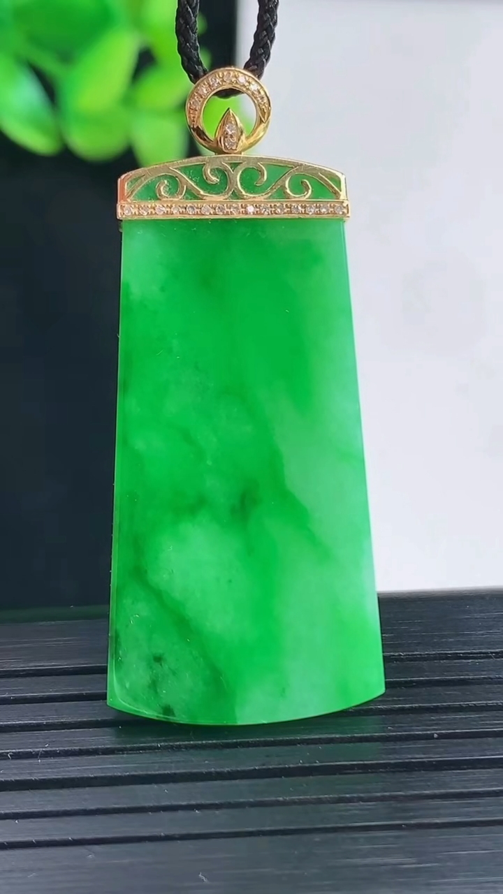 天然A货翡翠无事牌吊坠，尺寸40.6-20-3.5重量:9.20g
4月13日