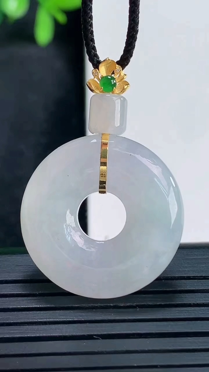 天然A货翡翠平安环吊坠尺寸35-23.7-3.7重量:6.62g
4月13日