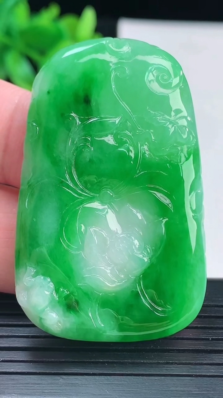 天然A货翡翠满满和和美美 荷花吊坠，尺寸50.5-32-5.2重量:18.79g
4月13日