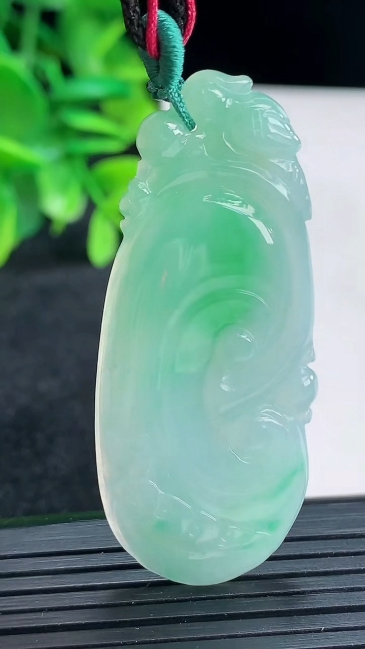 天然A货翡翠如意吊坠尺寸54.3-22.8-5重量:11.77g
4月13日