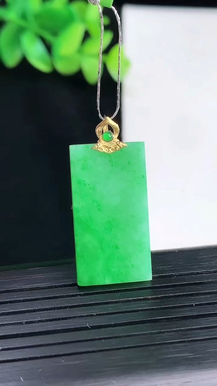 天然A货翡翠无事牌吊坠，尺寸26-14-3重量:3.71g
4月13日