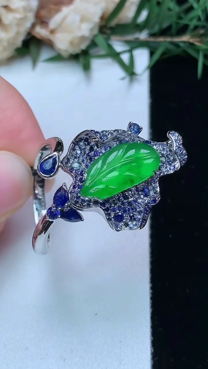 天然A货翡翠金枝玉叶 叶子戒指，尺寸19.4-15-7.5，重量:6.74g
4月13日