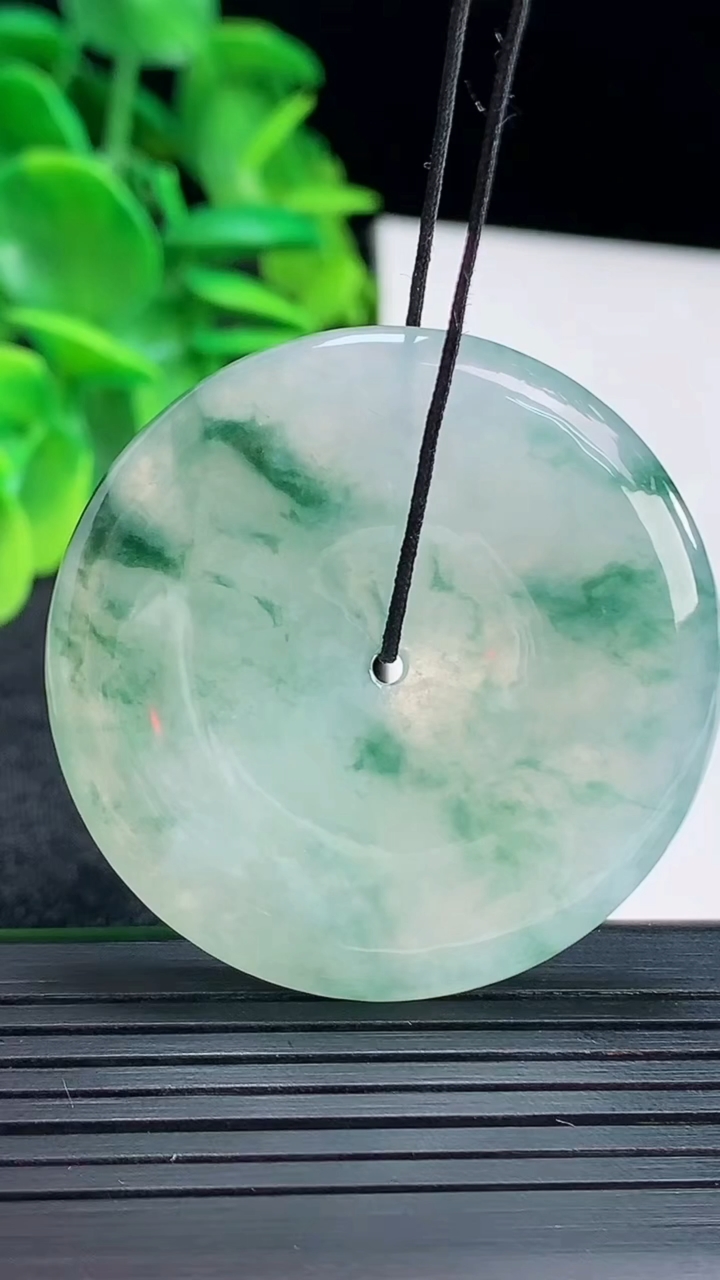 天然A货翡翠飘花平安扣吊坠尺寸41.8-5.4重量:22.03g
4月13日