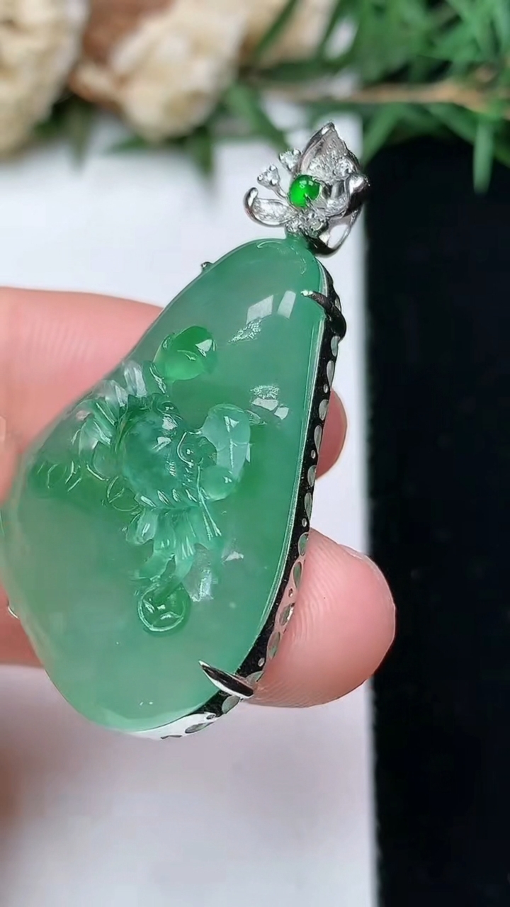 天然A货翡翠富甲一方 螃蟹吊坠，尺寸32-21.4-11，重量:10.14g
4月13日