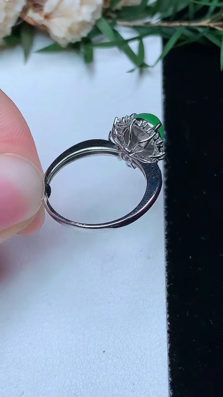 天然A货翡翠蛋面戒指，尺寸17-7.5-7，重量:2.96g2026年4月13日
工厂直销收藏佳品,种好水足，色泽均匀，有种有色，上手高大气！