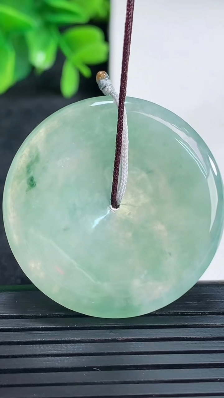 天然A货翡翠飘花平安扣吊坠尺寸25.9-4.9重量:14.51g
4月13日