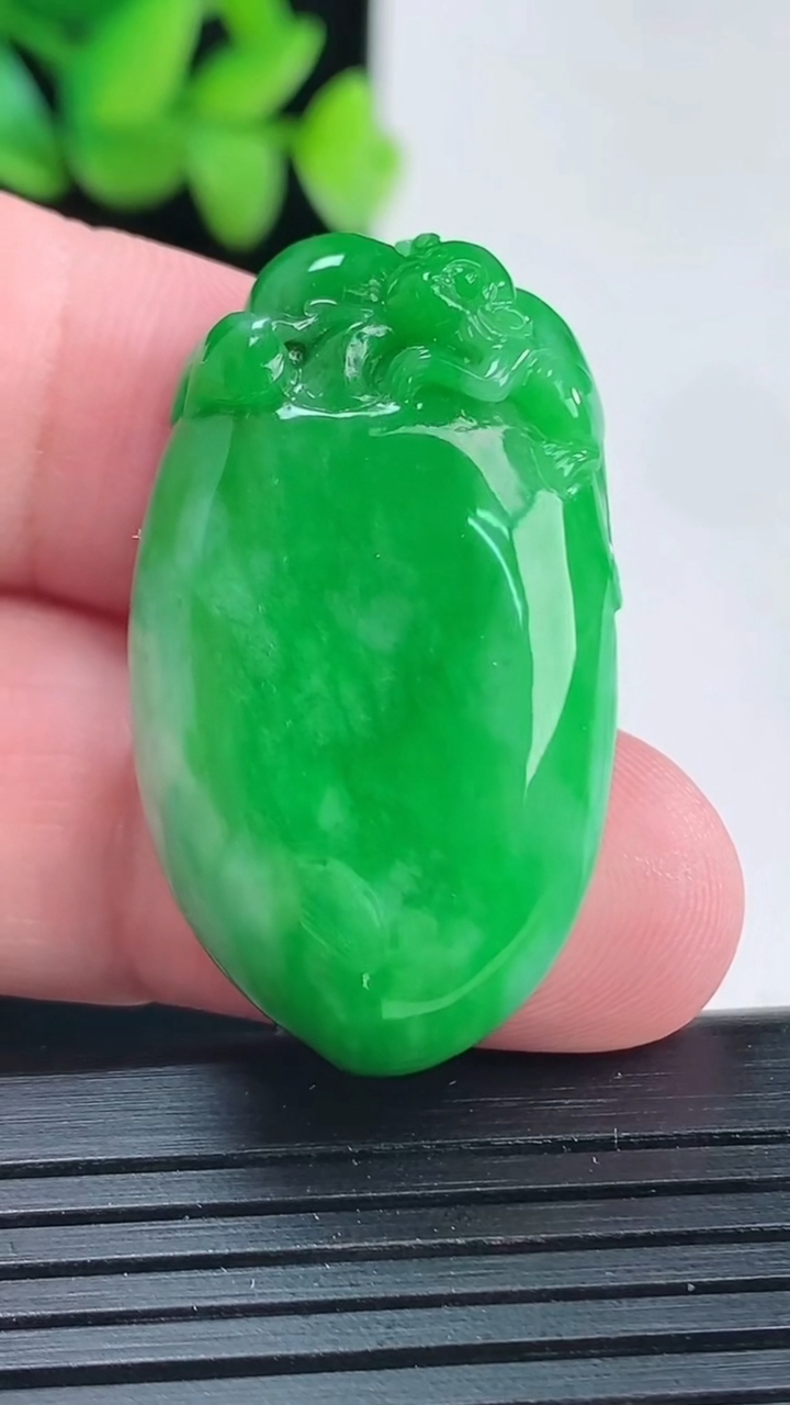 天然A货翡翠寿桃吊坠，尺寸36.5-21-9重量:13.59g
4月13日