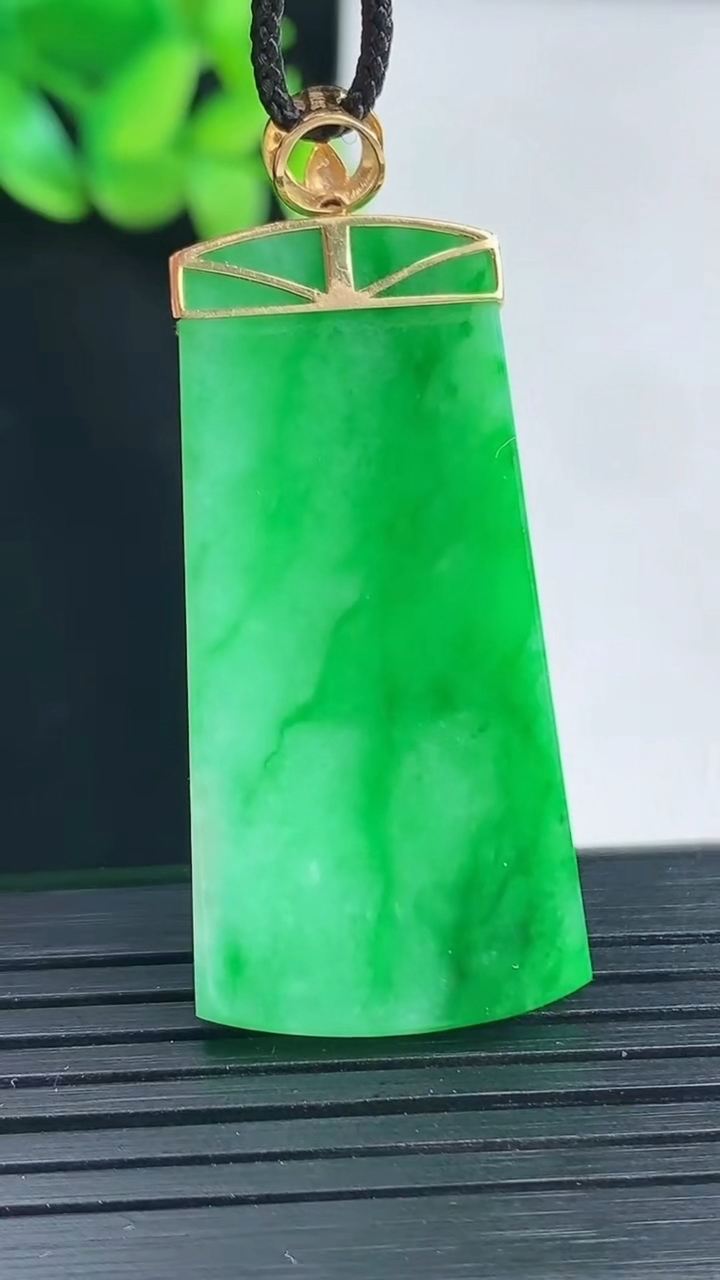 天然A货翡翠无事牌吊坠，尺寸40.6-20-3.5重量:9.20g
4月13日