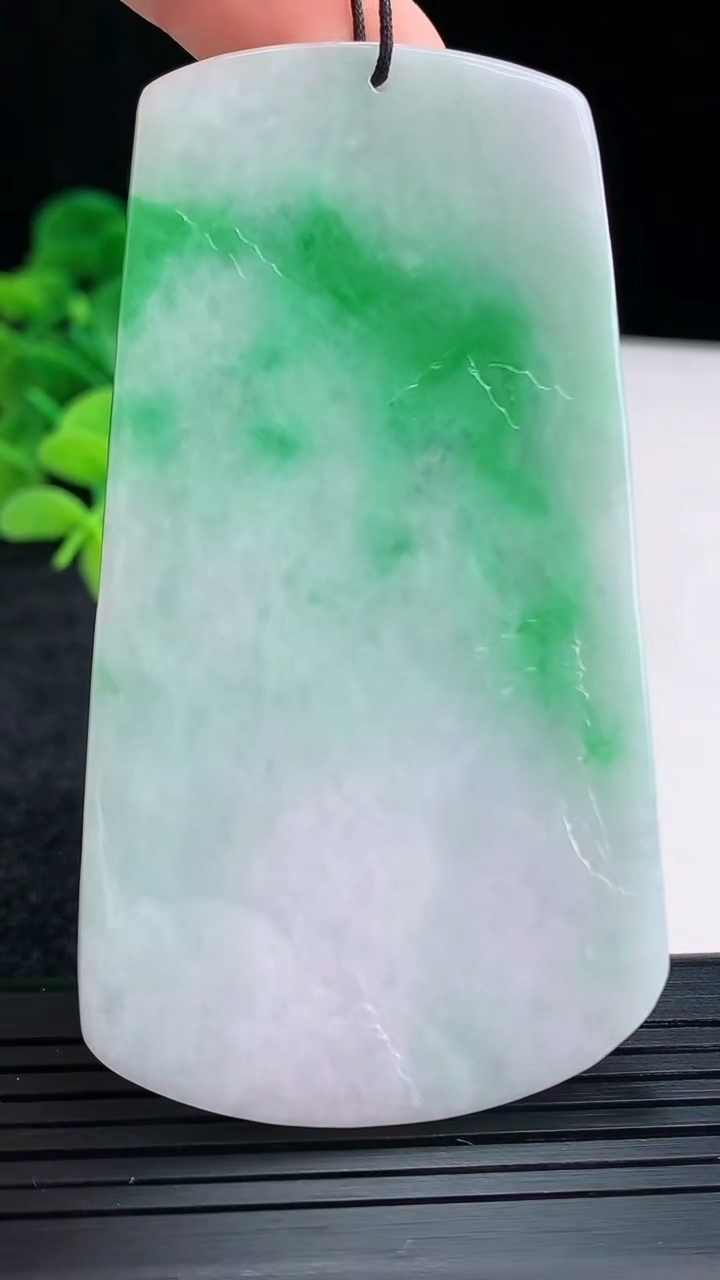 天然A货翡翠山水牌吊坠尺寸76.6-42-5.4重量:44.35g
4月13日