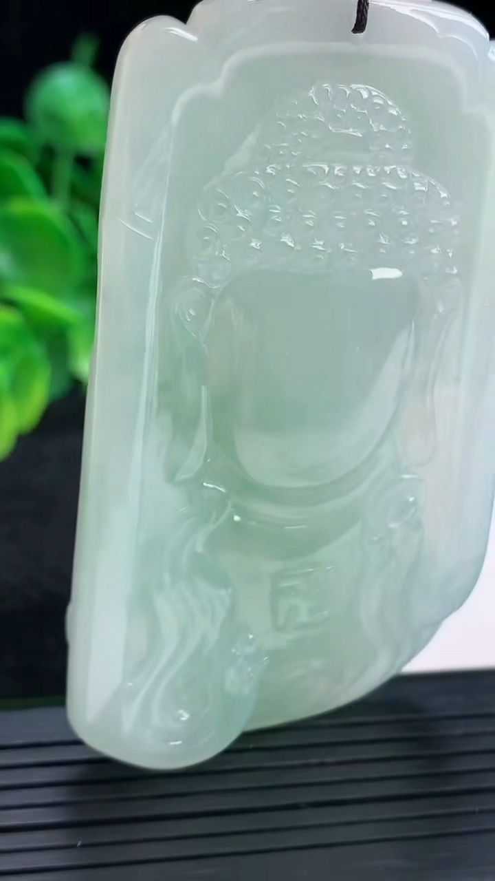 天然A货翡翠度母观音吊坠尺寸76-43.1-10.8重量:66.80g
4月13日