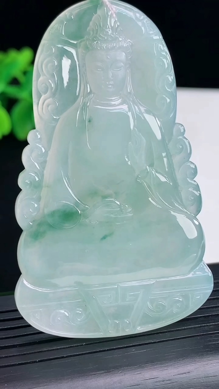 天然A货翡翠飘花素衣观音吊坠，尺寸70-44-5重量:36.81g
4月13日