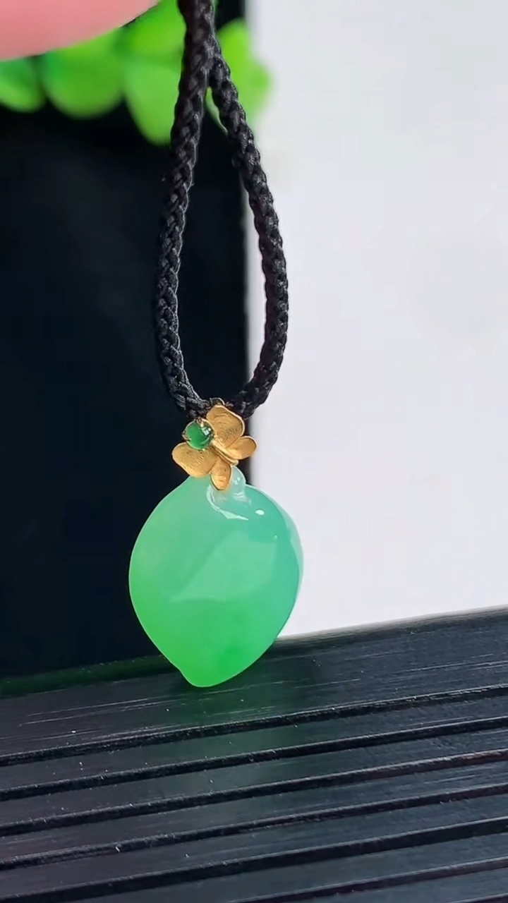 天然A货翡翠福瓜吊坠，尺寸15.5-12.5-6重量:1.97g
4月13日