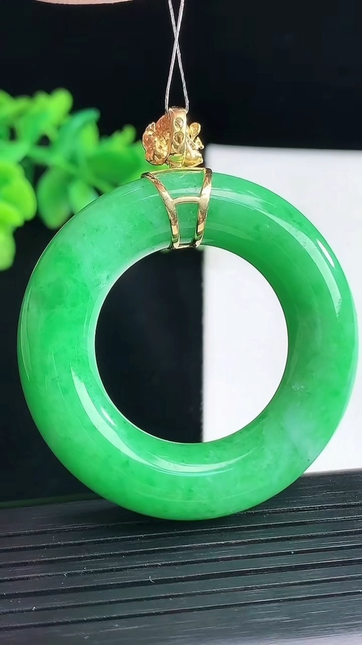 天然A货翡翠平安环吊坠，尺寸49-10重量:34.99g
4月13日