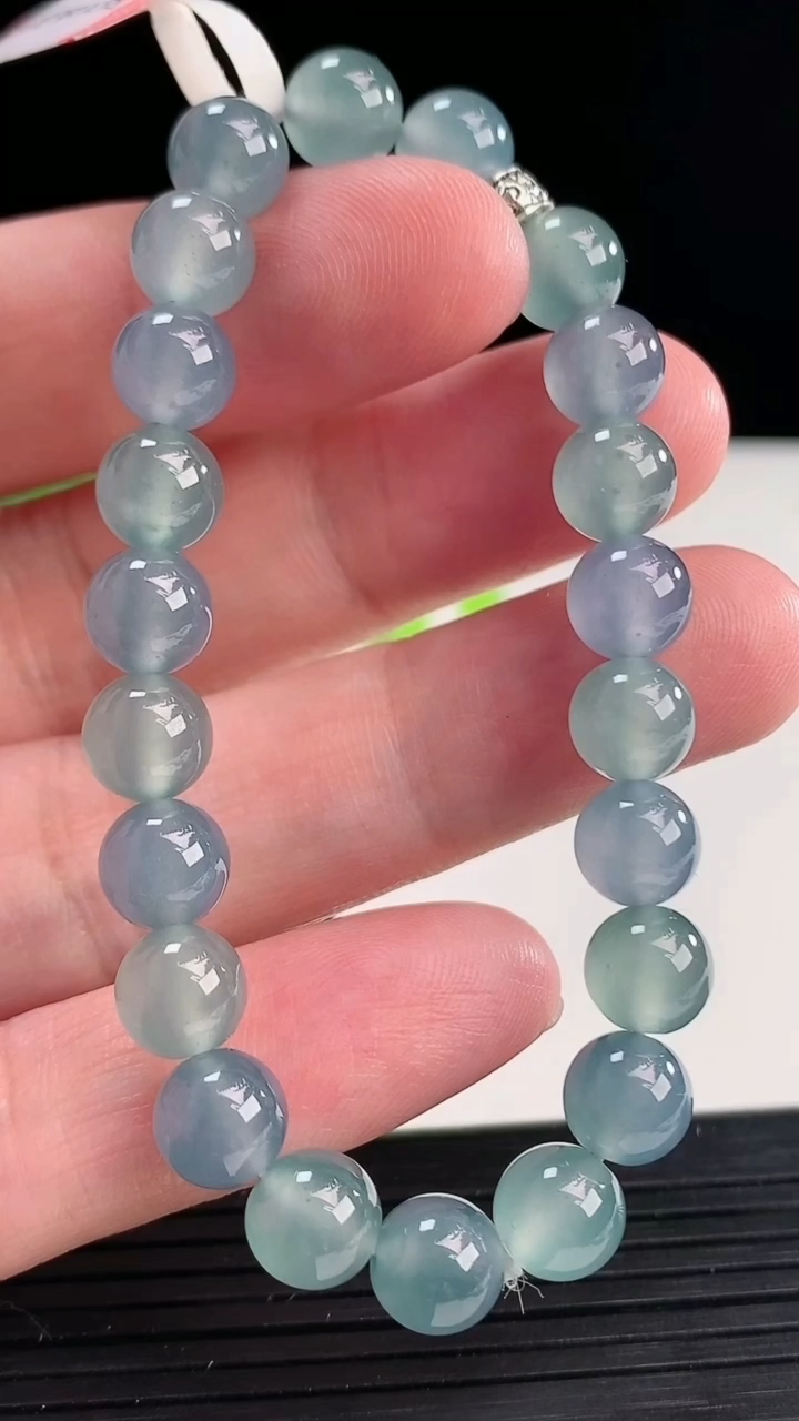 天然A货翡翠春带彩圆珠手串，尺寸8-22颗 重量:18.77g4月13日
工厂直销收藏佳品,种好水足
