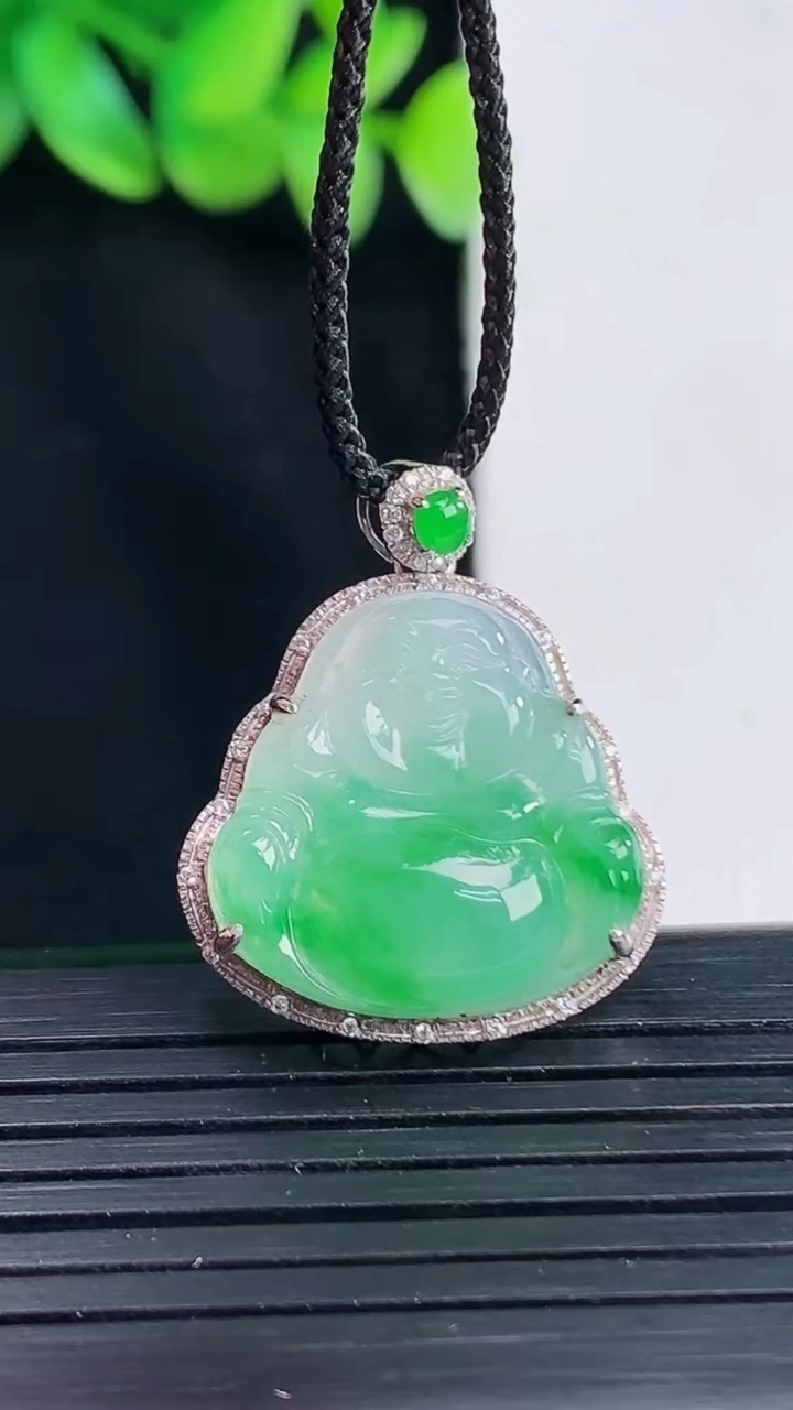 天然A货翡翠佛公吊坠，尺寸25.6-21.6-8，裸石19-19重量:4.25g
4月13日