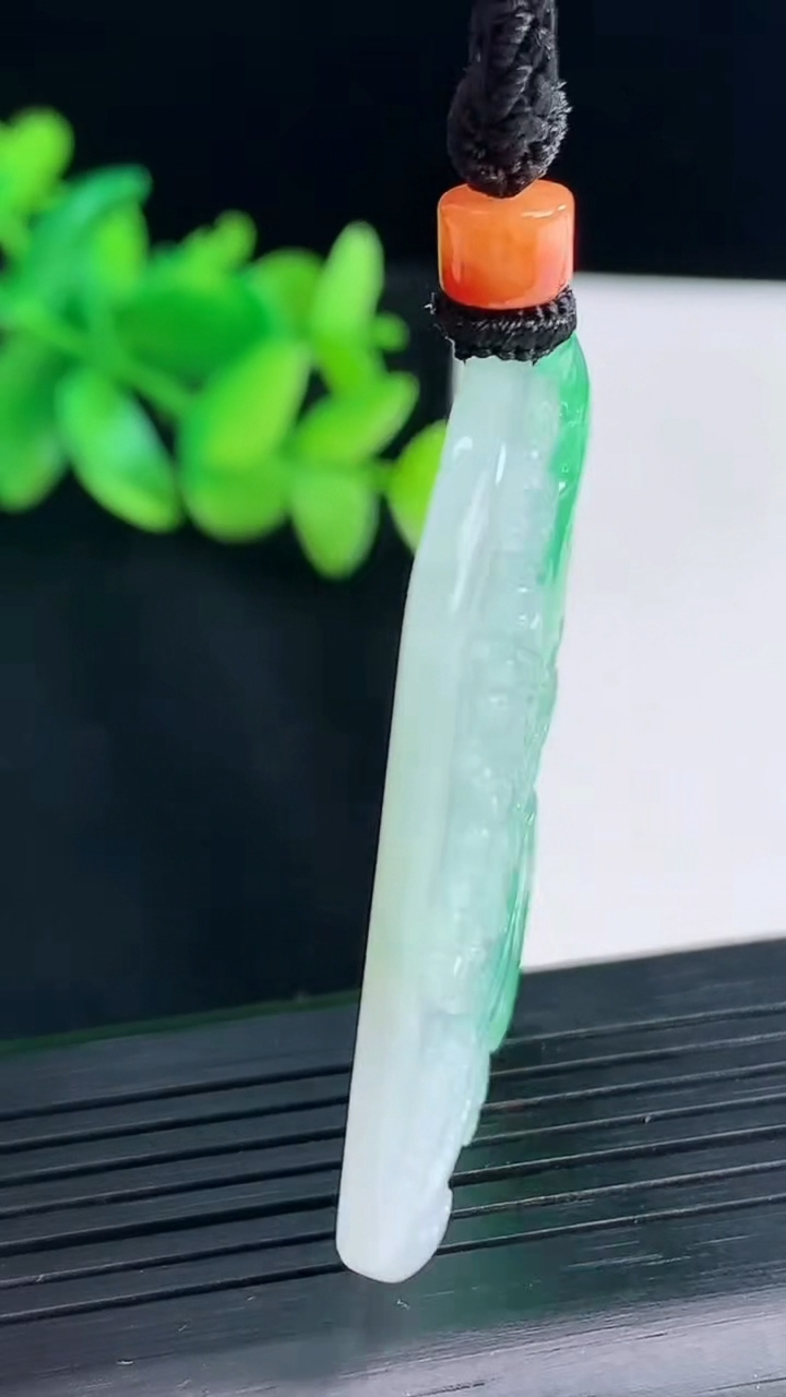 天然A货翡翠山水牌吊坠，尺寸48-36-5重量:21.77g
4月13日