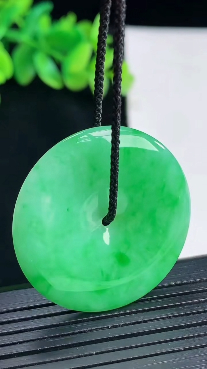 天然A货翡翠平安扣吊坠，尺寸36-5重量:13.61g
4月13日