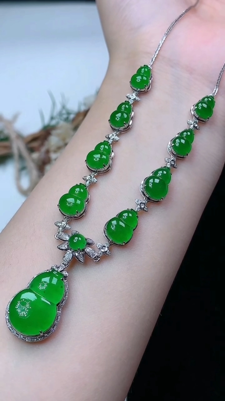 天然A货翡翠葫芦项链，尺寸16.6-11，重量:9.38g4月13日
工厂直销收藏佳品,种好水足，色泽均匀，有种有色，上手高大气！