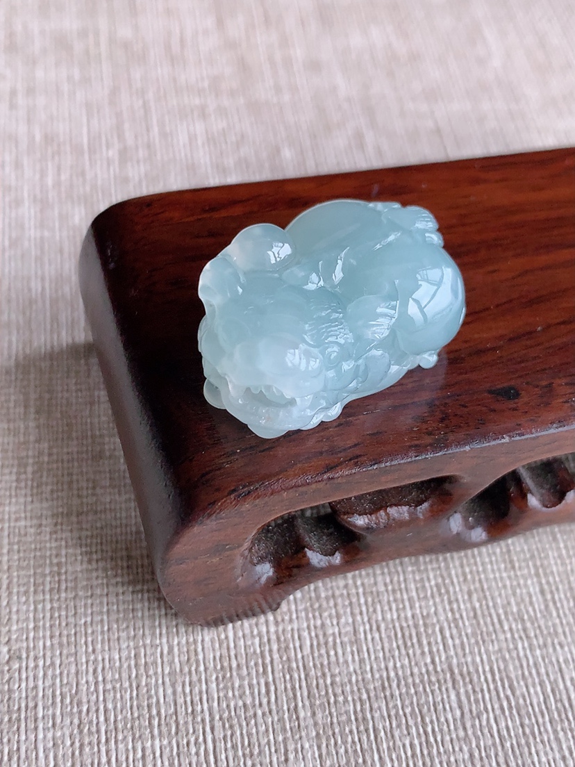 天然A货翡翠招财貔貅吊坠 
尺寸28-18.8-11.6mm 重量13.46g 0412