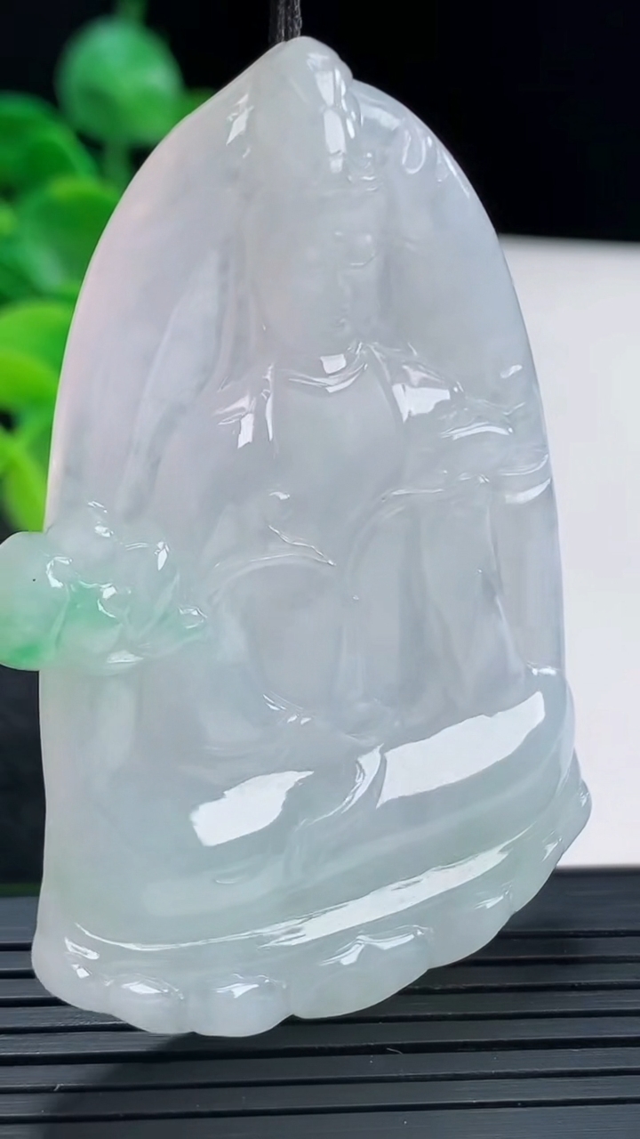 天然A货翡翠大势至菩萨吊坠尺寸64.9-43.5-6.5重量:35.30g
4月13日