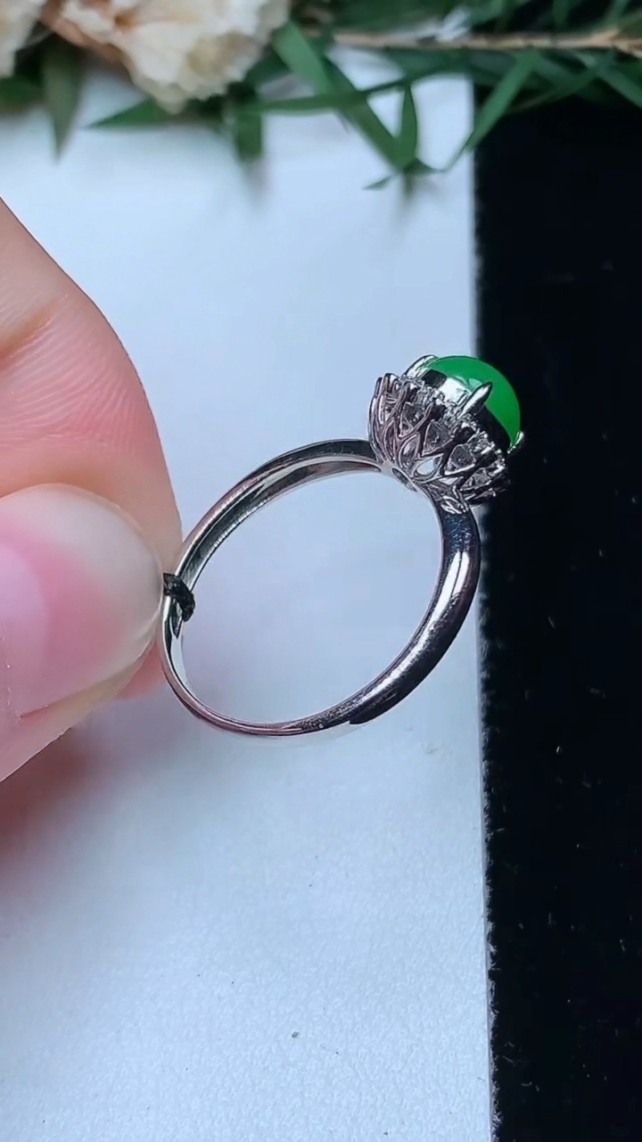 天然A货翡翠蛋面戒指，尺寸16.7-6.8-6.3，重量:2.33g2026年4月13日
工厂直销收藏佳品,种好水足，色泽均匀，有种有色，上手高大气！