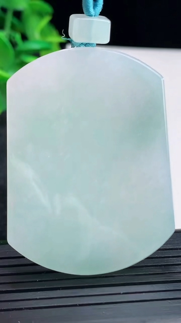 天然A货翡翠无事牌吊坠尺寸53.2-39.8-4.7重量:33.00g
4月13日