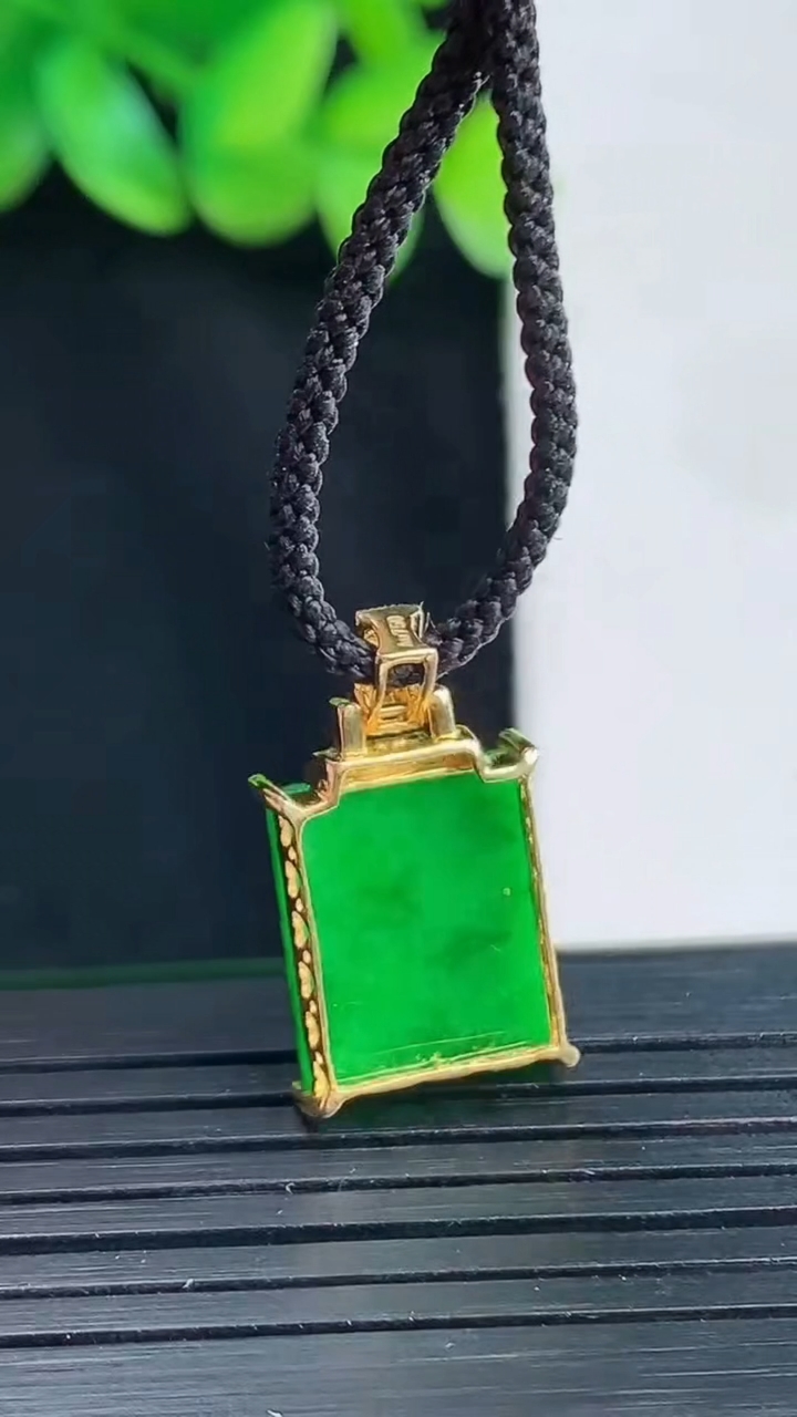 天然A货翡翠无事牌吊坠，尺寸21-12-4，裸石13-12重量:1.91g
4月13日