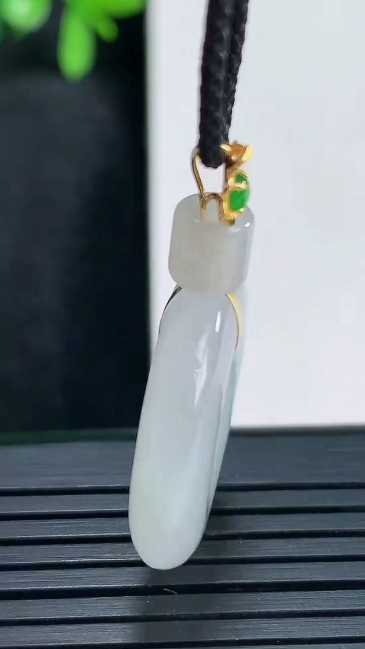 天然A货翡翠平安环吊坠尺寸35-23.7-3.7重量:6.62g
4月13日