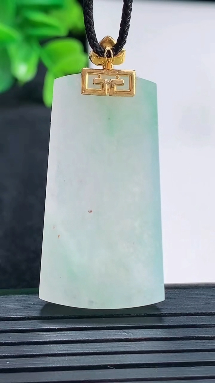 天然A货翡翠无事牌吊坠尺寸43.9-20.9-4重量:10.17g
4月13日