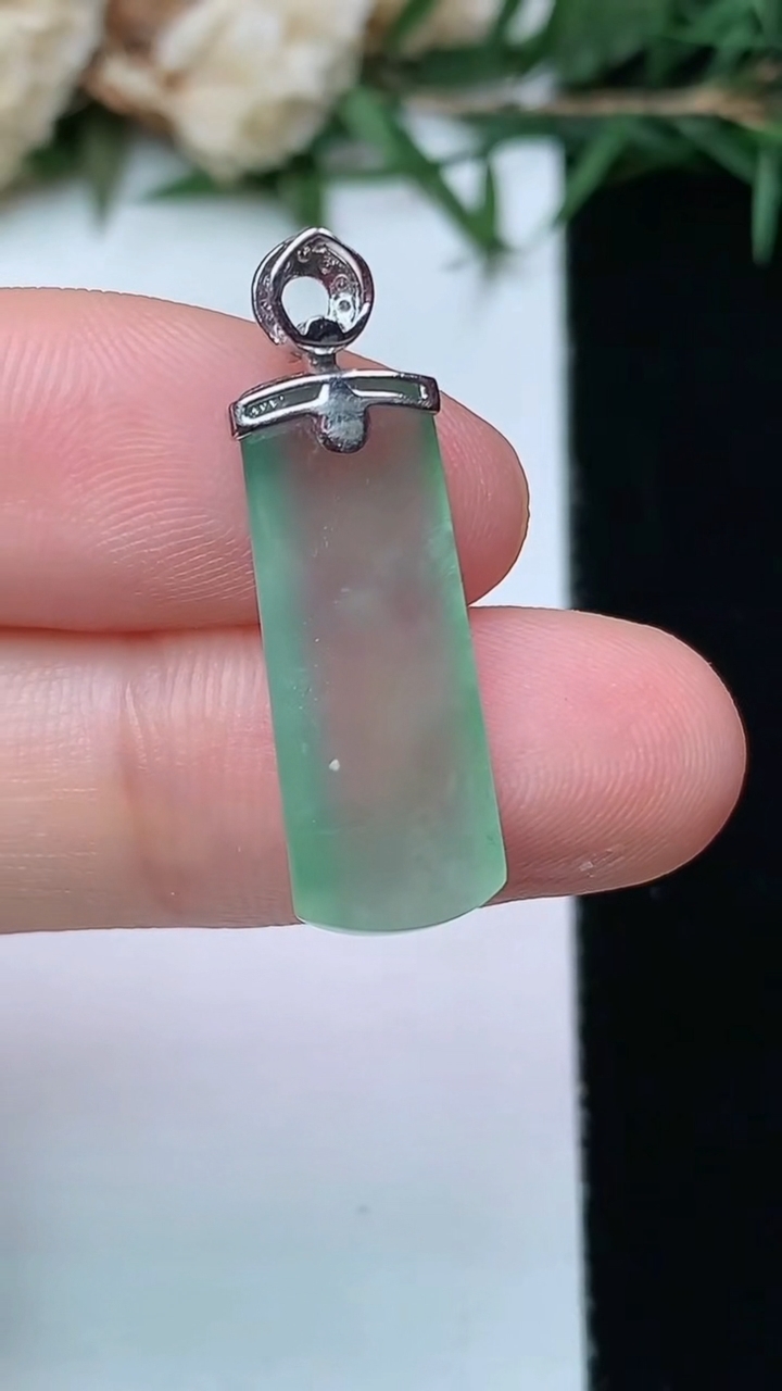 天然A货翡翠平安柱吊坠，尺寸21.4-8.4-4.3，重量:1.99g
4月13日