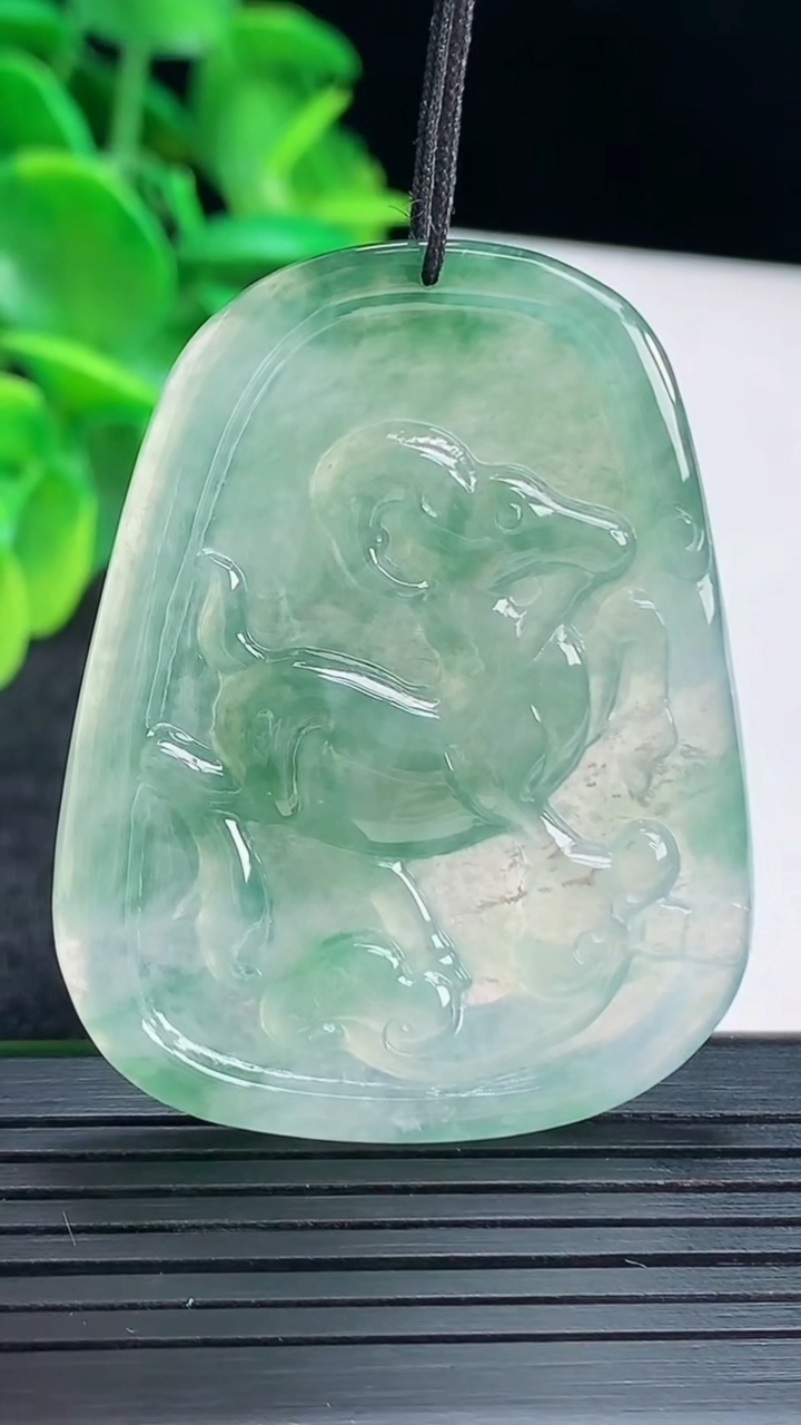 天然A货翡翠飘花生肖羊吊坠尺寸47.9-38-3.9重量:15.53g
4月13日