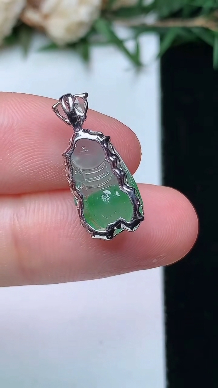 天然A货翡翠一鸣惊人吊坠，尺寸13.9-8.2-6.3，重量:1.49g
4月13日
