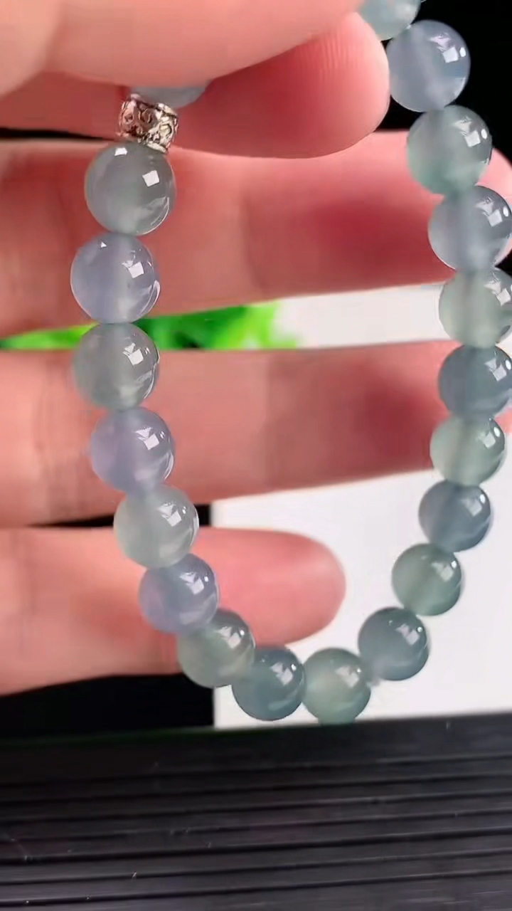 天然A货翡翠春带彩圆珠手串，尺寸8-22颗 重量:18.77g4月13日
工厂直销收藏佳品,种好水足，色泽均匀，有种有色，上手高大气！