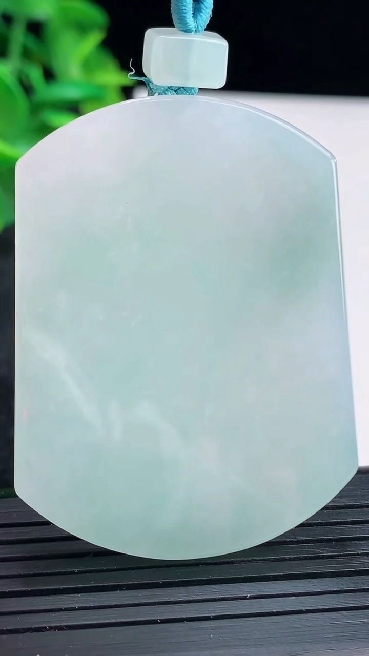 天然A货翡翠无事牌吊坠尺寸53.2-39.8-4.7重量:33.00g
4月13日