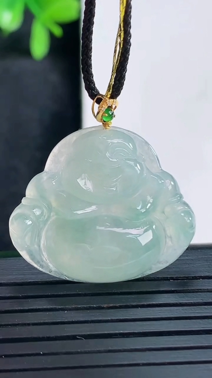 天然A货翡翠18K金飘花佛公吊坠尺寸23.5-27.8-5.8重量:5.53g
4月13日