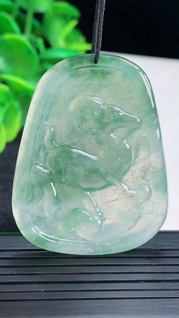 天然A货翡翠飘花生肖羊吊坠尺寸47.9-38-3.9重量:15.53g
4月13日