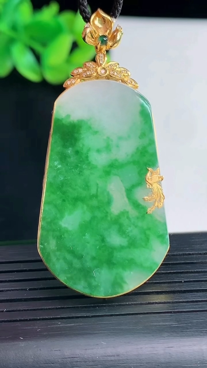 天然A货翡翠无事牌吊坠，尺寸56-25.6-5，裸石42-25重量:10.23g
4月13日