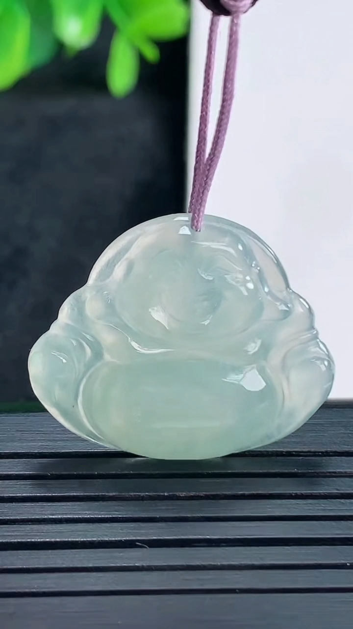 天然A货翡翠佛公吊坠尺寸24.1-28.2-4.4重量:4.75g
4月13日