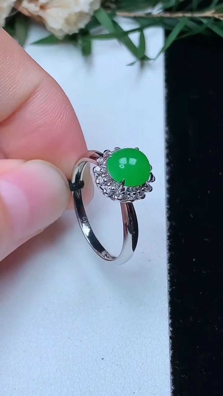 天然A货翡翠蛋面戒指，尺寸16.7-6.8-6.3，重量:2.33g2026年4月13日
工厂直销收藏佳品,种好水足，色泽均匀，有种有色，上手高大气！