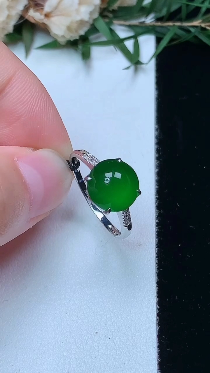 天然A货翡翠蛋面戒指，尺寸17-9，重量:1.56g2026年4月13日
工厂直销收藏佳品,种好水足