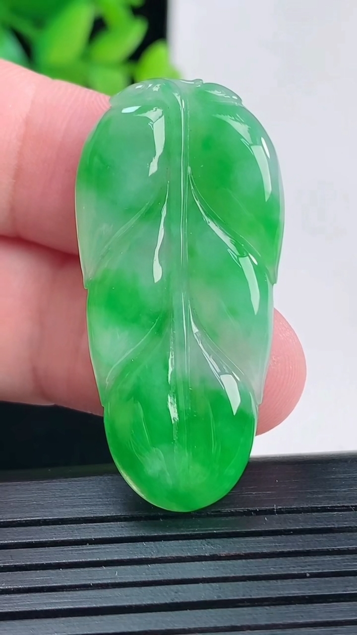 天然A货翡翠金枝玉叶 叶子吊坠，尺寸42.5-20.6-4.2重量:6.98g
4月13日